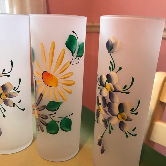 Vintage Mid Century Set of 7 Frosted Handpainted Floral Tumbler Glasses. - Picture 5 of 5